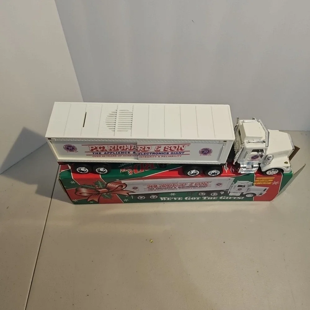 P.C. RICHARD & SON 1999 18-WHEELER FREIGHT TAYLOR MADE TRUCK 1:32 COIN BANK